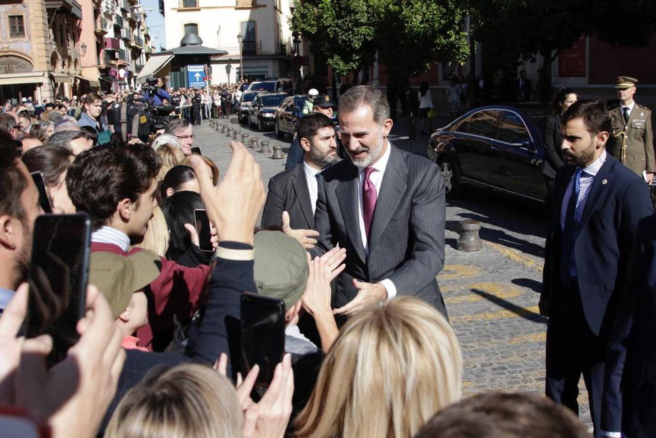 En imágenes, la llegada de los Reyes de España a Sevilla y al Congreso de las Academias