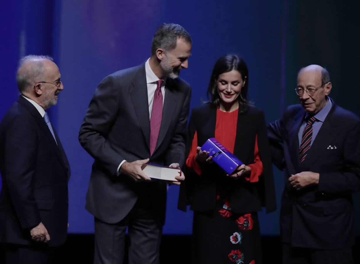 En imágenes, la llegada de los Reyes de España a Sevilla y al Congreso de las Academias