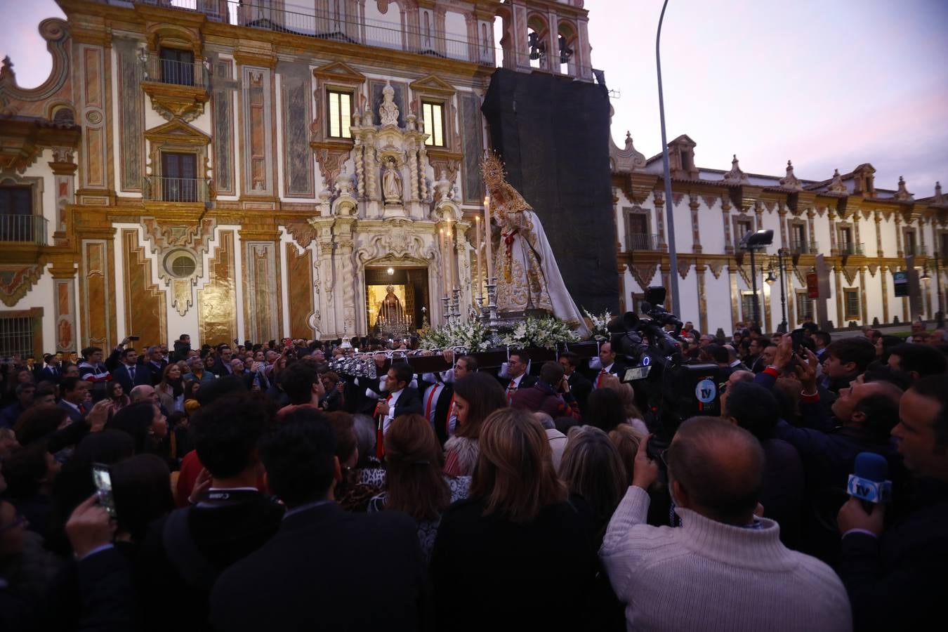 La procesión de las Vírgenes de Martínez Cerrillo en Córdoba, en imágenes