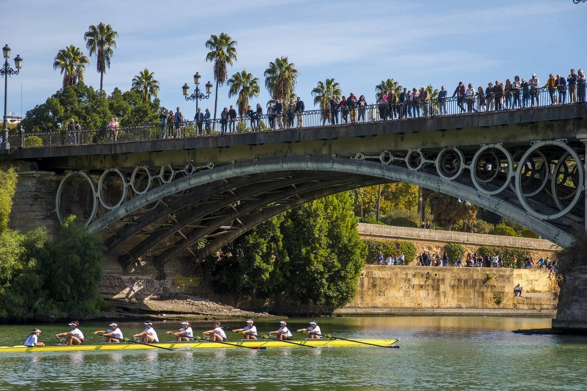 Espectaculares imágenes de la Regata Sevilla-Betis