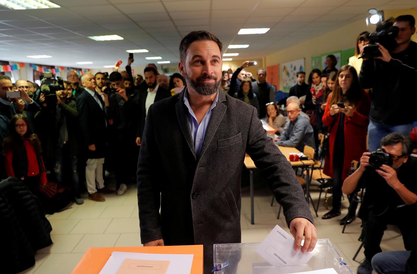Santiago Abascal. El líder de la formación verde acude a votar en un colegio de la capital