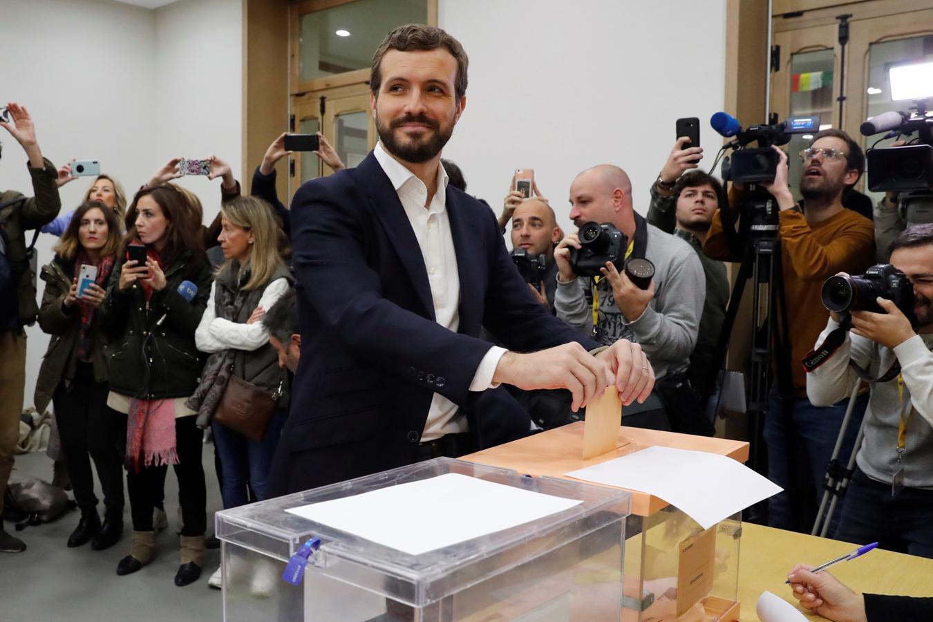 Los periodistas también. El presidente del Partido Popular Pablo Casado, deposita su voto en Madrid,