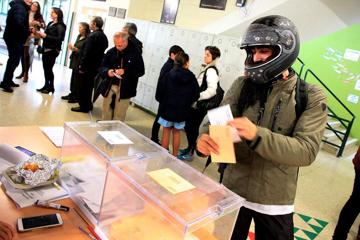 Con casco y todo. En Santiago de Compostela, muchos vecinos han acudido a la cita electoral como han podido