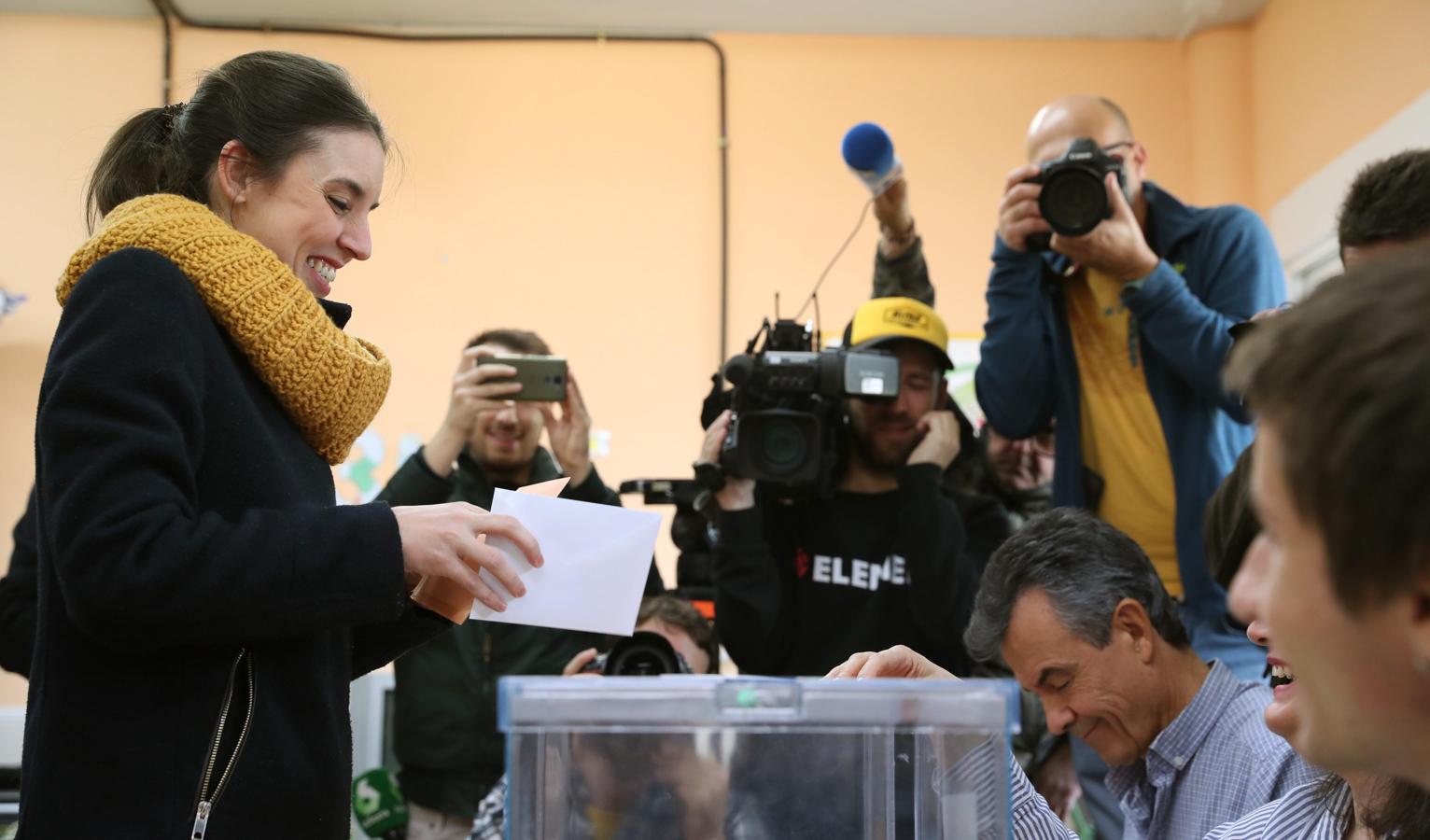 Con gran expectación todos los políticos. La dirigente de Unidas Podemos Irene Montero deposita su voto en la localidad madrileña de Galapagar