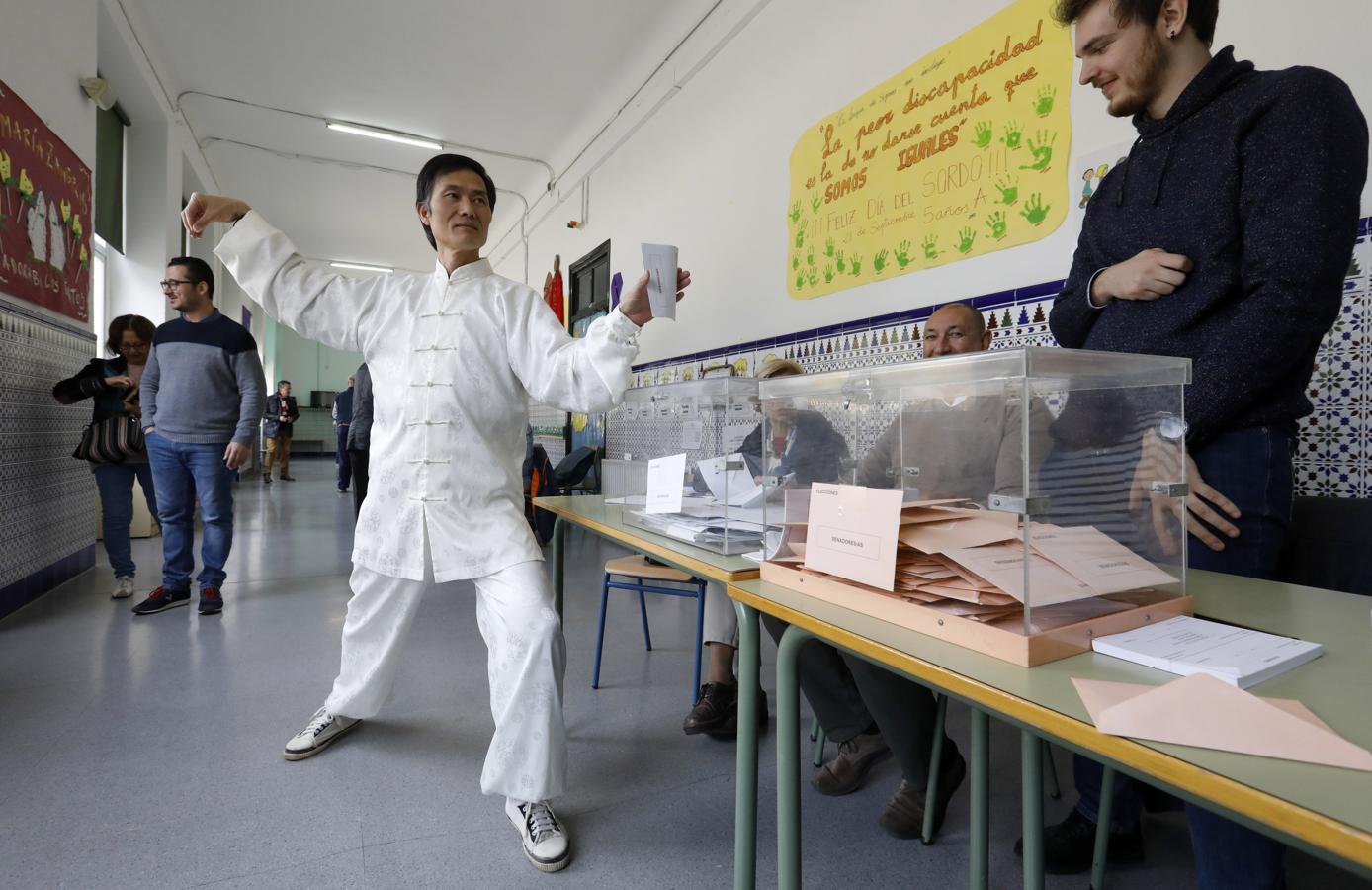 Que no falte el humor. En Córdoba este hombre ha acudido así a votar