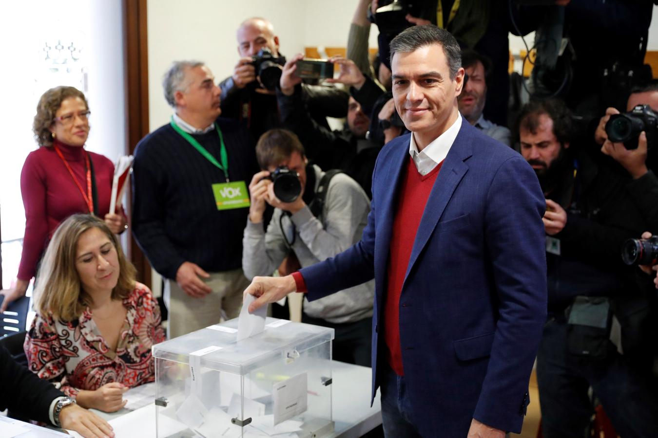 El «presi» en funciones. Pedro sánchez, presidente en funciones, durante la jornada electoral