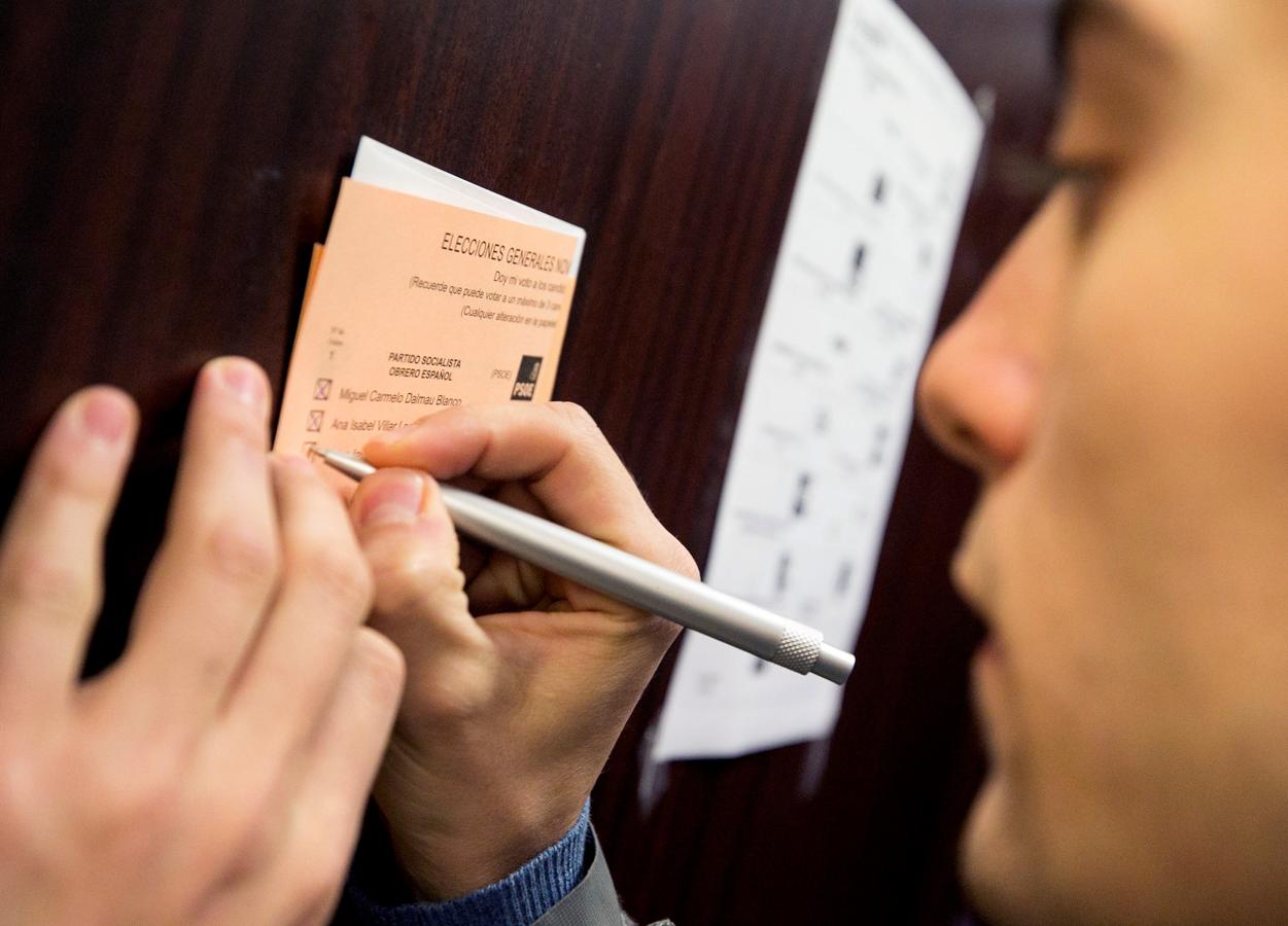 Que no falte un boli. Un joven marca sus opciones para el senado