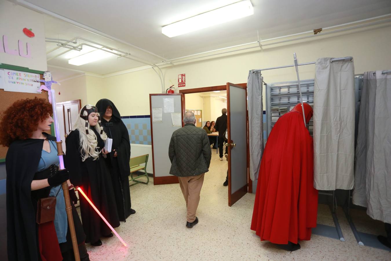 Fans de «Star Wars» votan disfrazados de personajes de la saga. Un grupo de fans han acudido hoy a votar en Sevilla disfrazados de los personajes de las películas creadas por George Lucas, lo que ha sorprendido a la gente que se encontraba en el colegio electoral