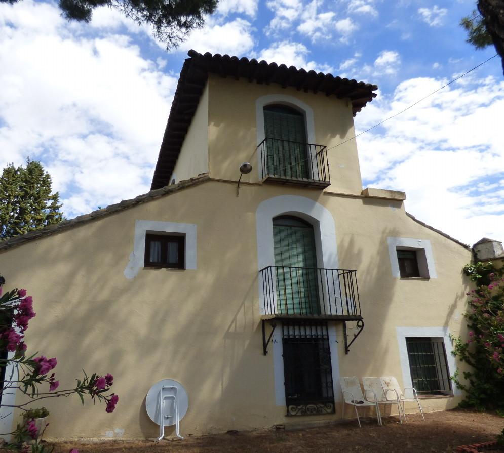 Fachada del Cigarral Loreto con el balcón central al que se asoma la tullida Tristana ante el joven Saturno. FOTO RAFAEL DEL CERRO. 