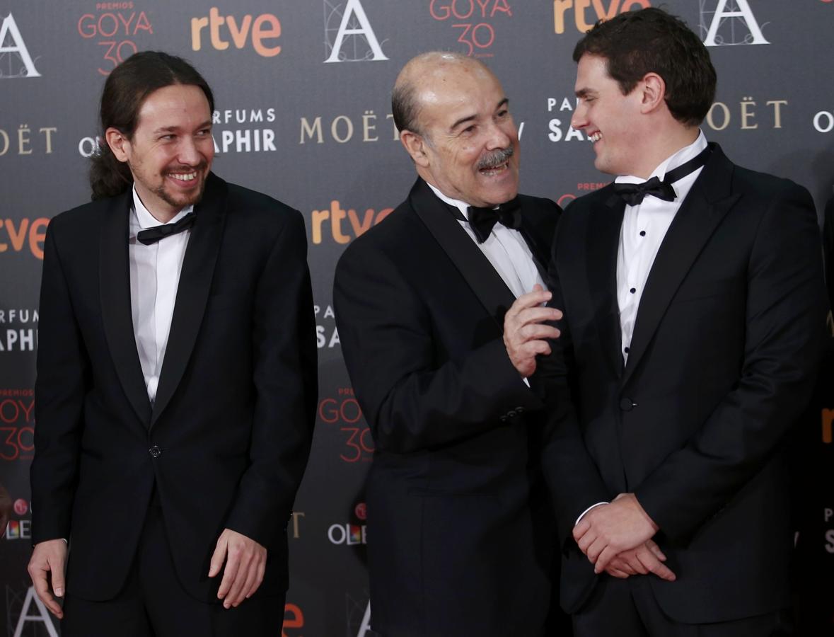 El presidente de la Academia de Cine, Antonio Resines, y los líderes de Podemos, Pablo Iglesias, y Ciudadanos, Albert Rivera, a su llegada a la ceremonia de la 30 edición de los Premios Goya celebrada en febrero de 2016 en el Hotel Auditorium de Madrid.. 