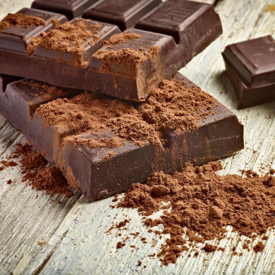 Chocolate negro. Si cuando vas al supermercado no sabes qué tableta de chocolate coger porque todas te parecen iguales (y apetecibles), el chocolate con, al menos, el 70% de <a href="https://www.abc.es/bienestar/alimentacion/abci-cacao-hace-piel-cara-mejor-crees-201911020251_noticia.html" target="_blank">cacao</a>, es el más saludable, y unas hondas al día, en el trabajo, la mejor de las opciones.