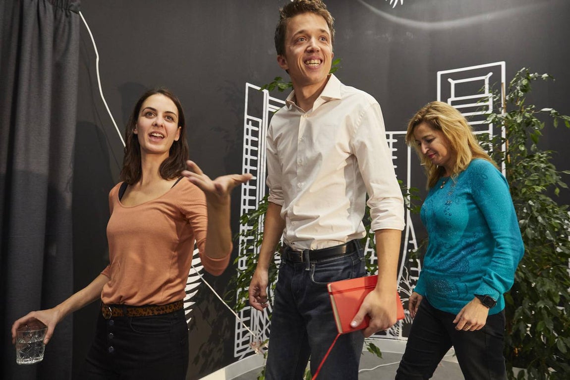 Íñigo Errejón sale a comentar los resultados de Más País junto a Rita Maestre. Su recién llegada formación ha conseguido tres diputados. 