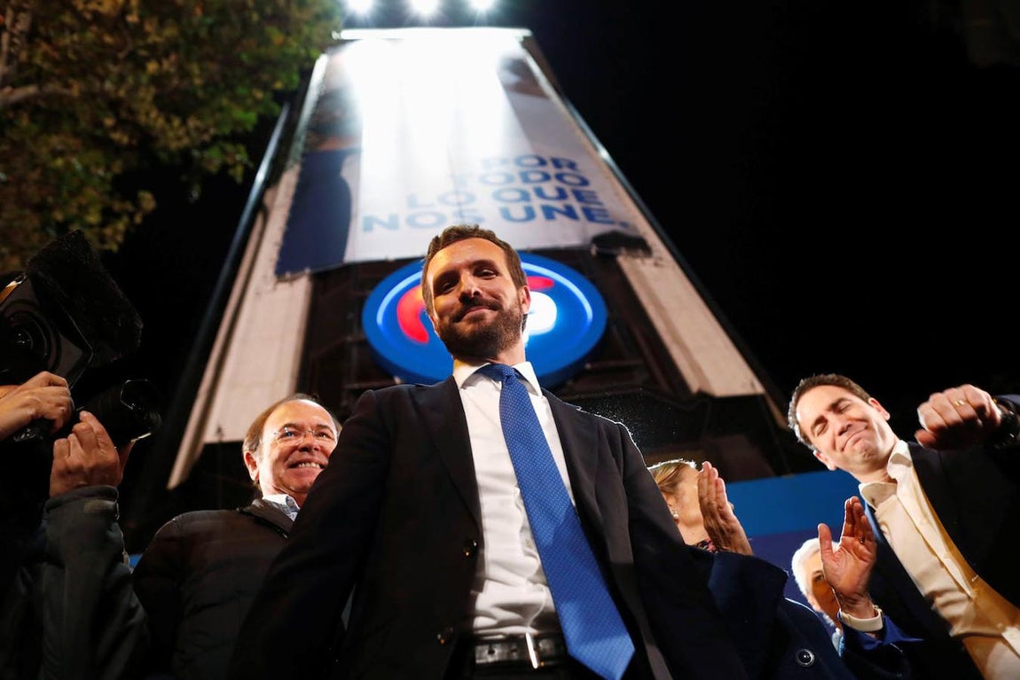 El líder del PP, Pablo Casado, en Génova, ante sus simpatizantes. El PP ha recuperado 21 diputados en relación con abril y se ha situado en 87 escaños, muy lejos de los 110 puestos como objetivo durante la campaña. 