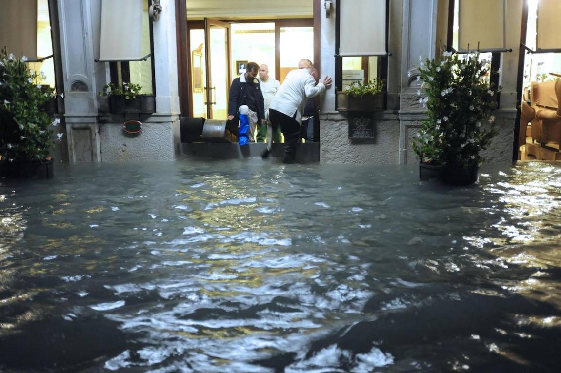 Venecia sufre su peor inundación desde 1966, con una subida de las aguas de hasta 187 centímetros. 