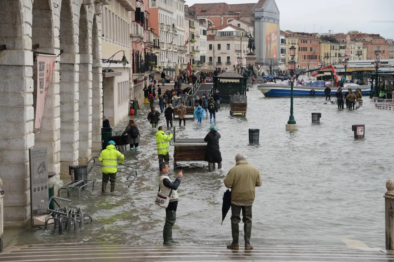 Venecia sufre su peor inundación desde 1966, con una subida de las aguas de hasta 187 centímetros. 