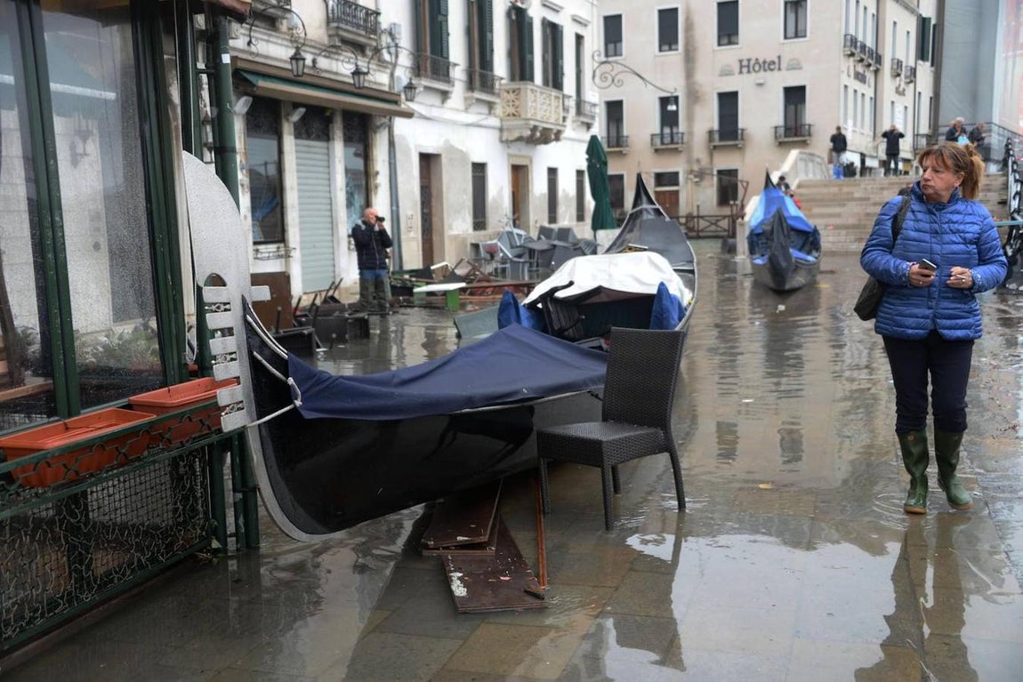 Venecia sufre su peor inundación desde 1966, con una subida de las aguas de hasta 187 centímetros. 