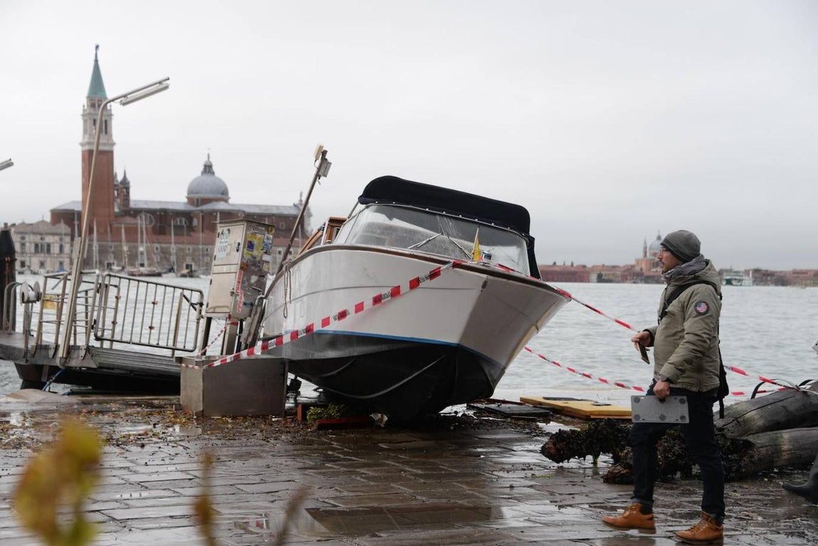 Venecia sufre su peor inundación desde 1966, con una subida de las aguas de hasta 187 centímetros. 