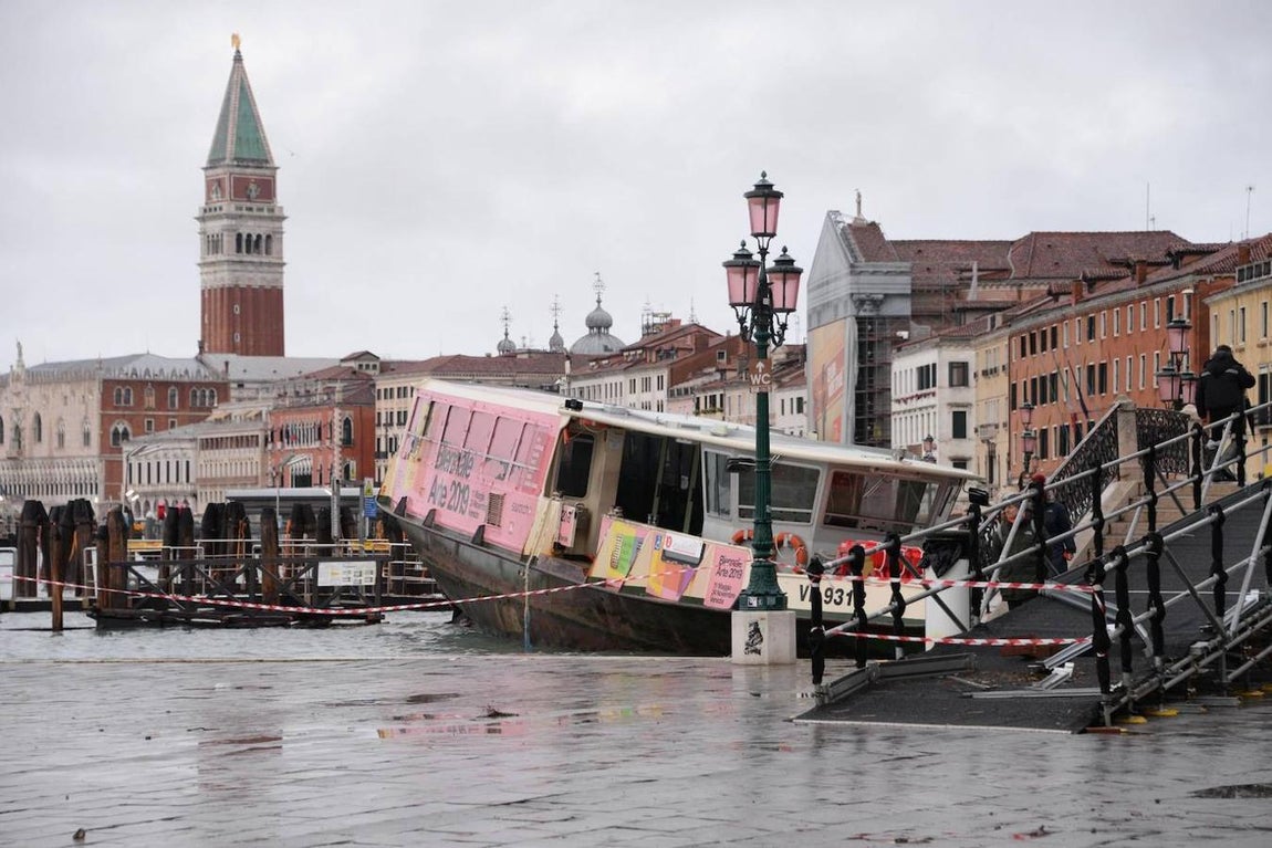 Venecia sufre su peor inundación desde 1966, con una subida de las aguas de hasta 187 centímetros. 