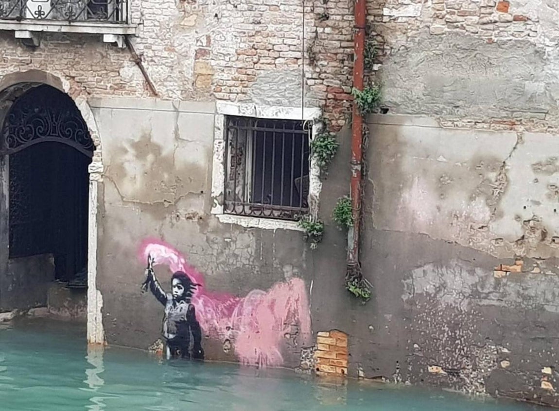 Venecia sufre su peor inundación desde 1966, con una subida de las aguas de hasta 187 centímetros. 