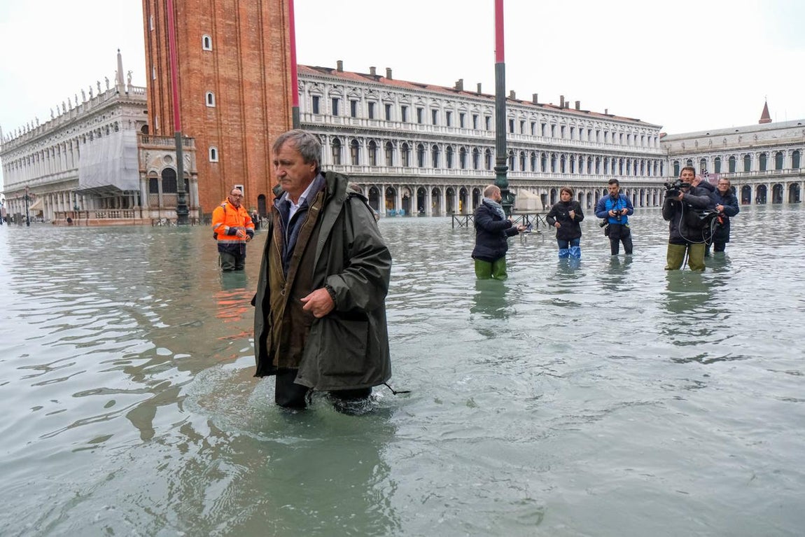 Venecia sufre su peor inundación desde 1966, con una subida de las aguas de hasta 187 centímetros. 