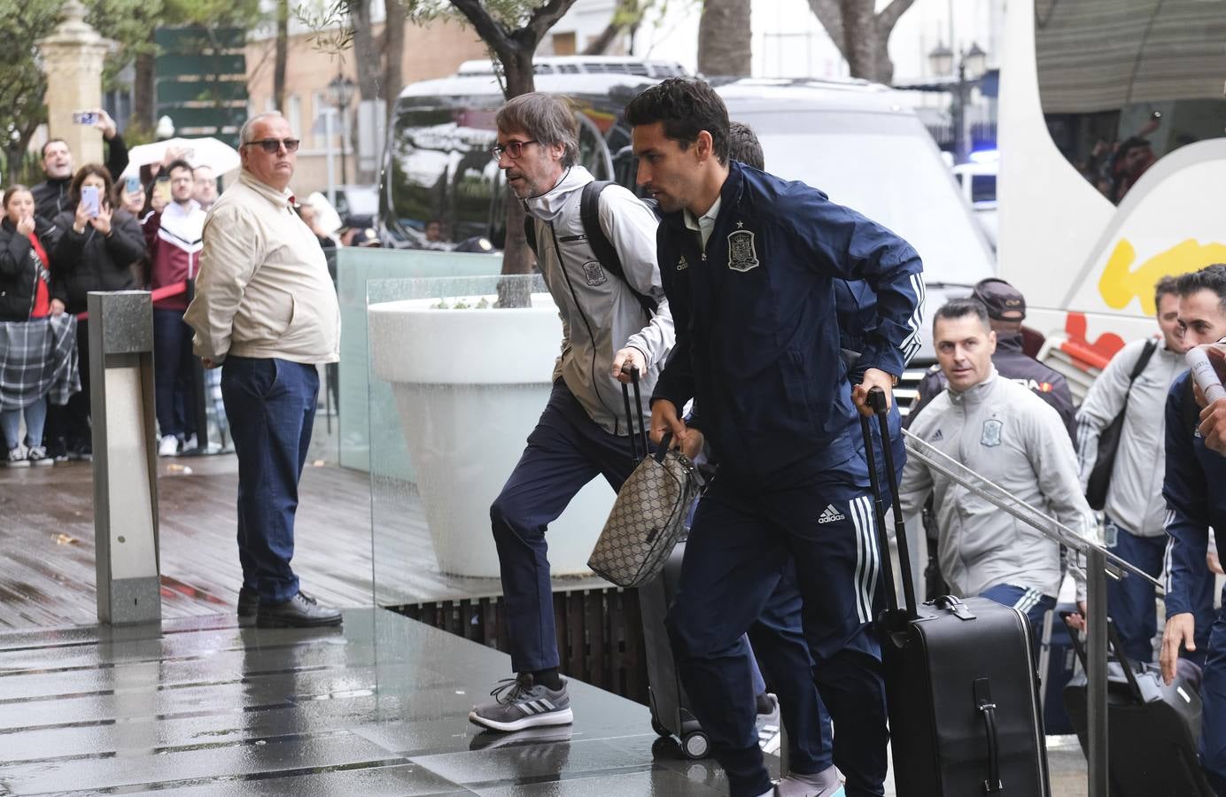 FOTOS: La lluvia no impide un cálido recibimiento a la selección española en Cádiz