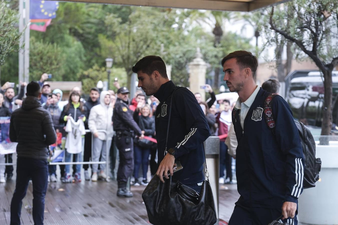 FOTOS: La lluvia no impide un cálido recibimiento a la selección española en Cádiz