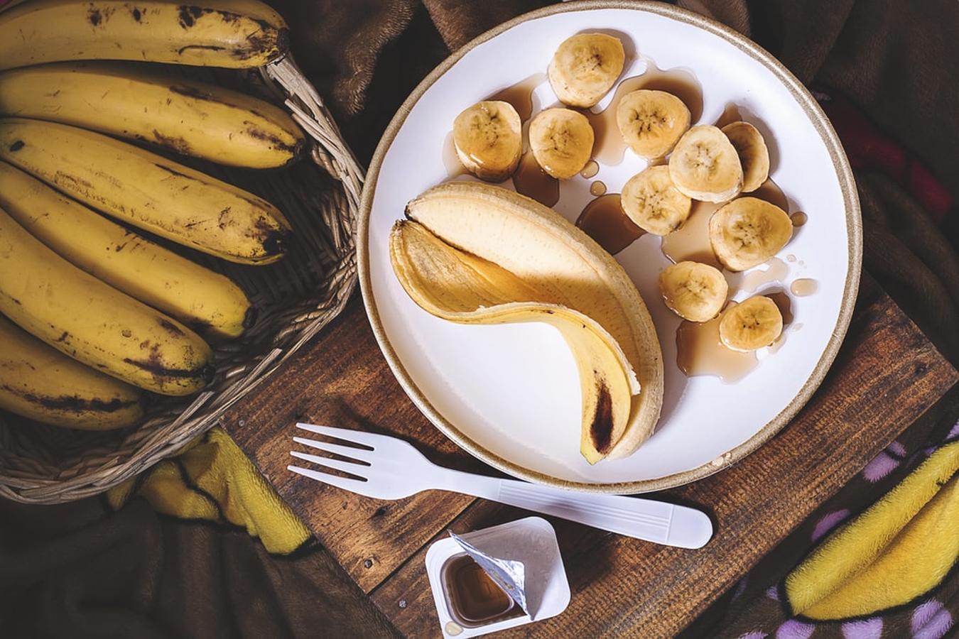 Plátanos. Como ocurre con la manzana o la naranja, durante el ciclo menstrual, y más concretamente en la fase de ovulación, hay que aumentar el consumo de frutas y verduras. El plátano contiene vitaminas del grupo B y potasio, nada menos que 350 mg por cada 100 gramos de plátano, según el BEDCA. Este alimento ayuda a reducir la retención de líquidos.