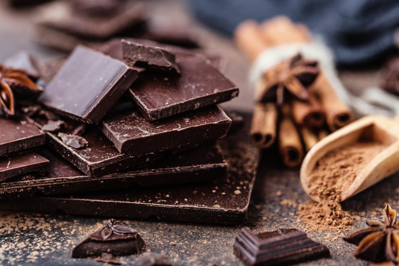 Chocolate. En la fase lútea se produce normalmente un aumento de la retención de líquidos, los niveles de estrógenos se encuentran bajos y también se reducen además los niveles de serotonina y dopamina, bajos niveles de dopamina se traduce en aumento de antojos. Al ser un nutriente rico en triptófano, el aminoácido que produce serotonina y contribuye al buen humor, tomar chocolate durante el ciclo menstrual siempre será una buena opción.