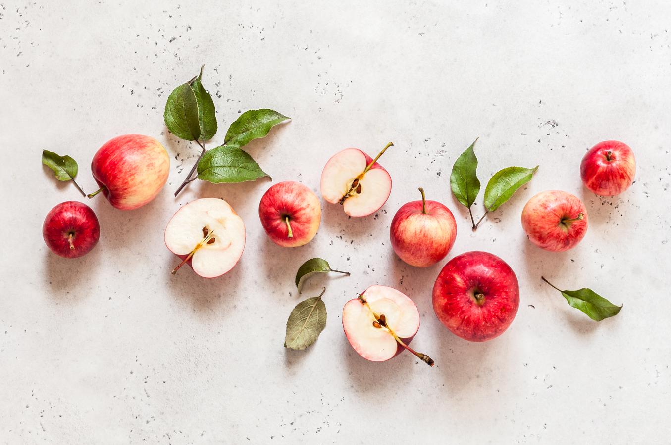 Manzana. Según la nutricionista Fátima Japón, tomar manzanas u otras frutas como plátano o naranja es bueno durante la etapa de ovulación, cuando hay que disminuir los hidratos de carbono. La manzana tiene una alta capacidad saciante y su contenido en ácido tartárico y málico ayuda a digerir mejor las grasas. También es rica en taninos, que son astringentes y antiinflamatorios.