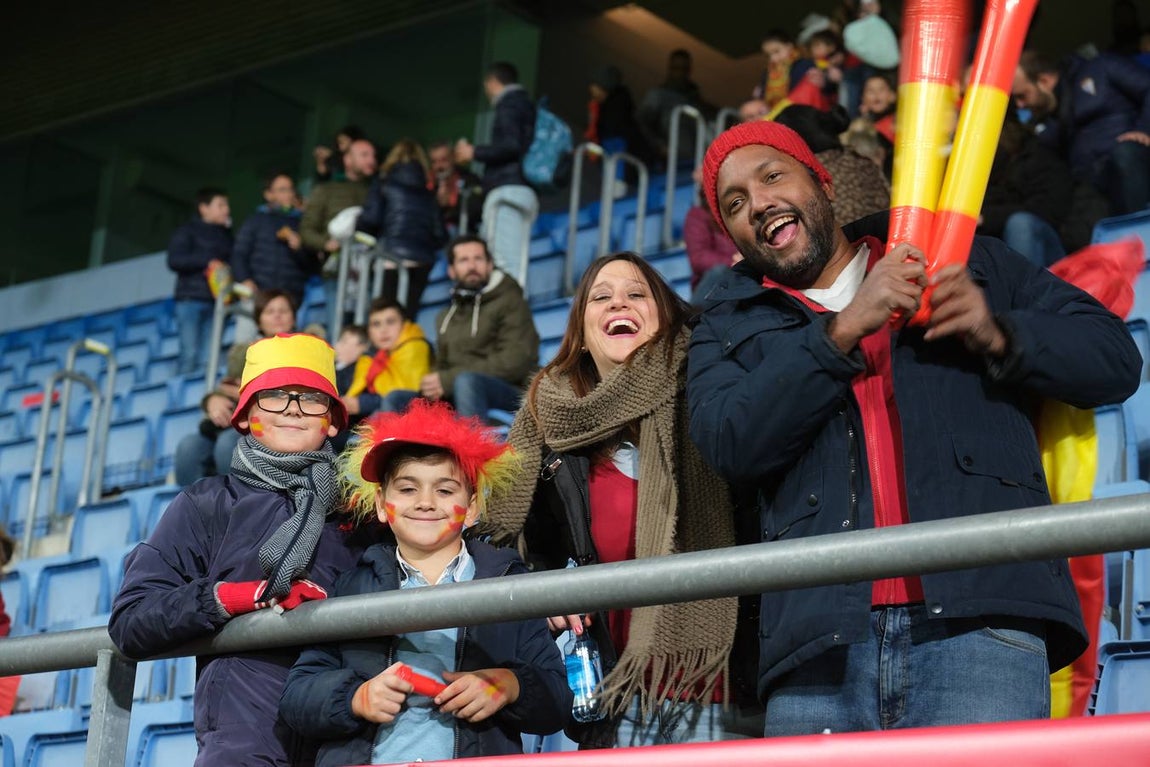 FOTOS: Búscate. Las gradas de Carranza se llenan de banderas de España