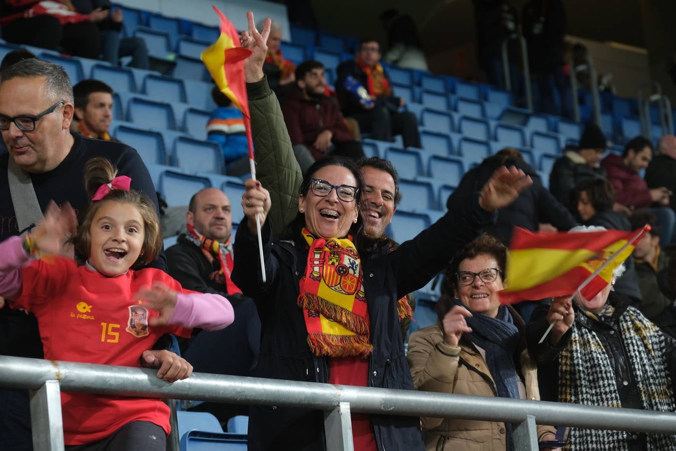 FOTOS: Búscate. Las gradas de Carranza se llenan de banderas de España