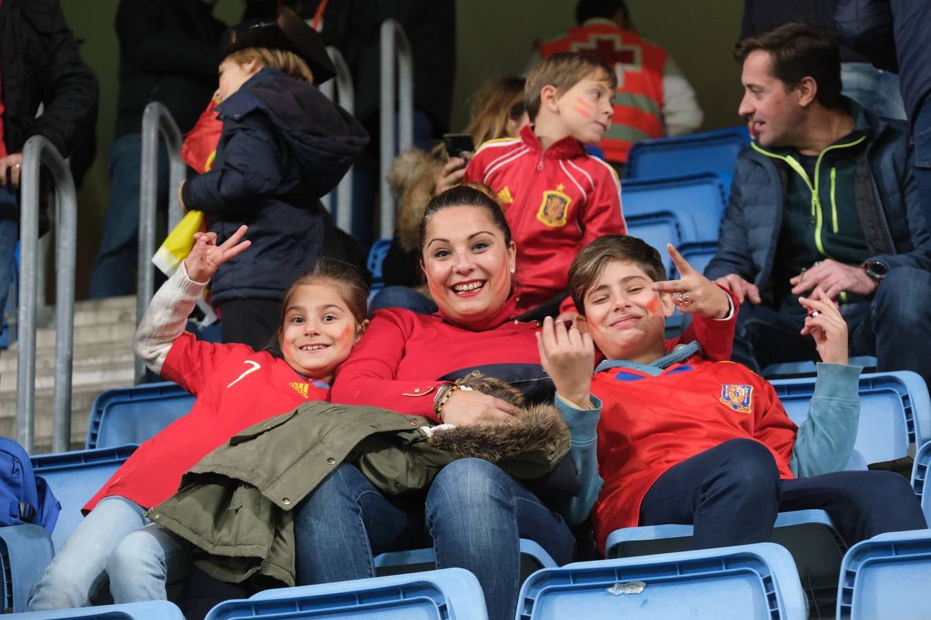 FOTOS: Búscate. Las gradas de Carranza se llenan de banderas de España