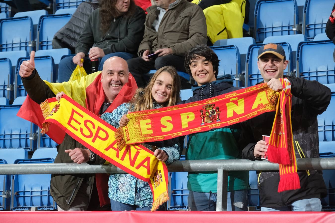 FOTOS: Búscate. Las gradas de Carranza se llenan de banderas de España