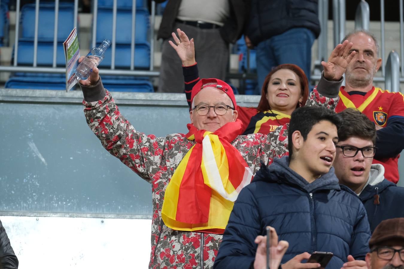 FOTOS: Búscate. Las gradas de Carranza se llenan de banderas de España