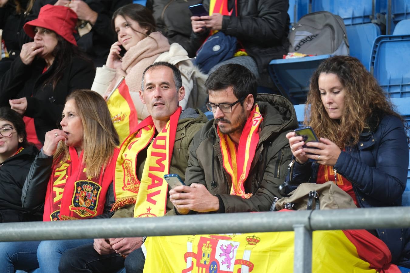 FOTOS: Búscate. Las gradas de Carranza se llenan de banderas de España