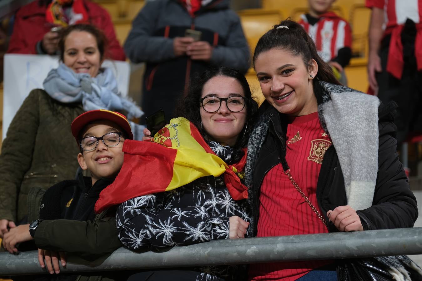 FOTOS: Búscate. Las gradas de Carranza se llenan de banderas de España