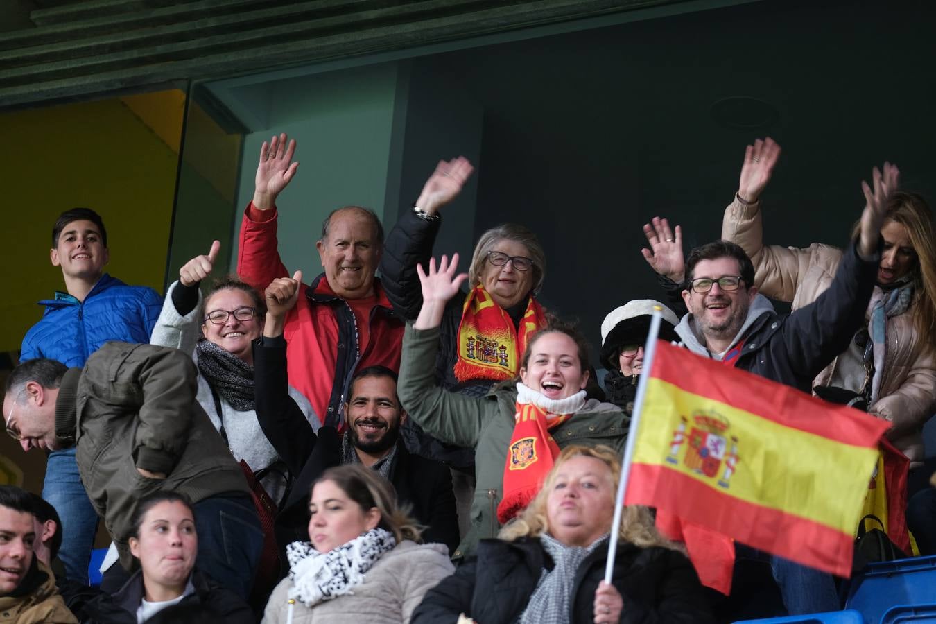 FOTOS: Búscate. Las gradas de Carranza se llenan de banderas de España