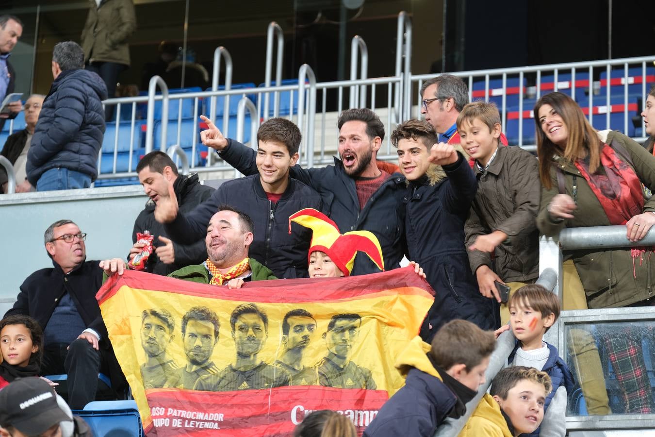 FOTOS: Búscate. Las gradas de Carranza se llenan de banderas de España