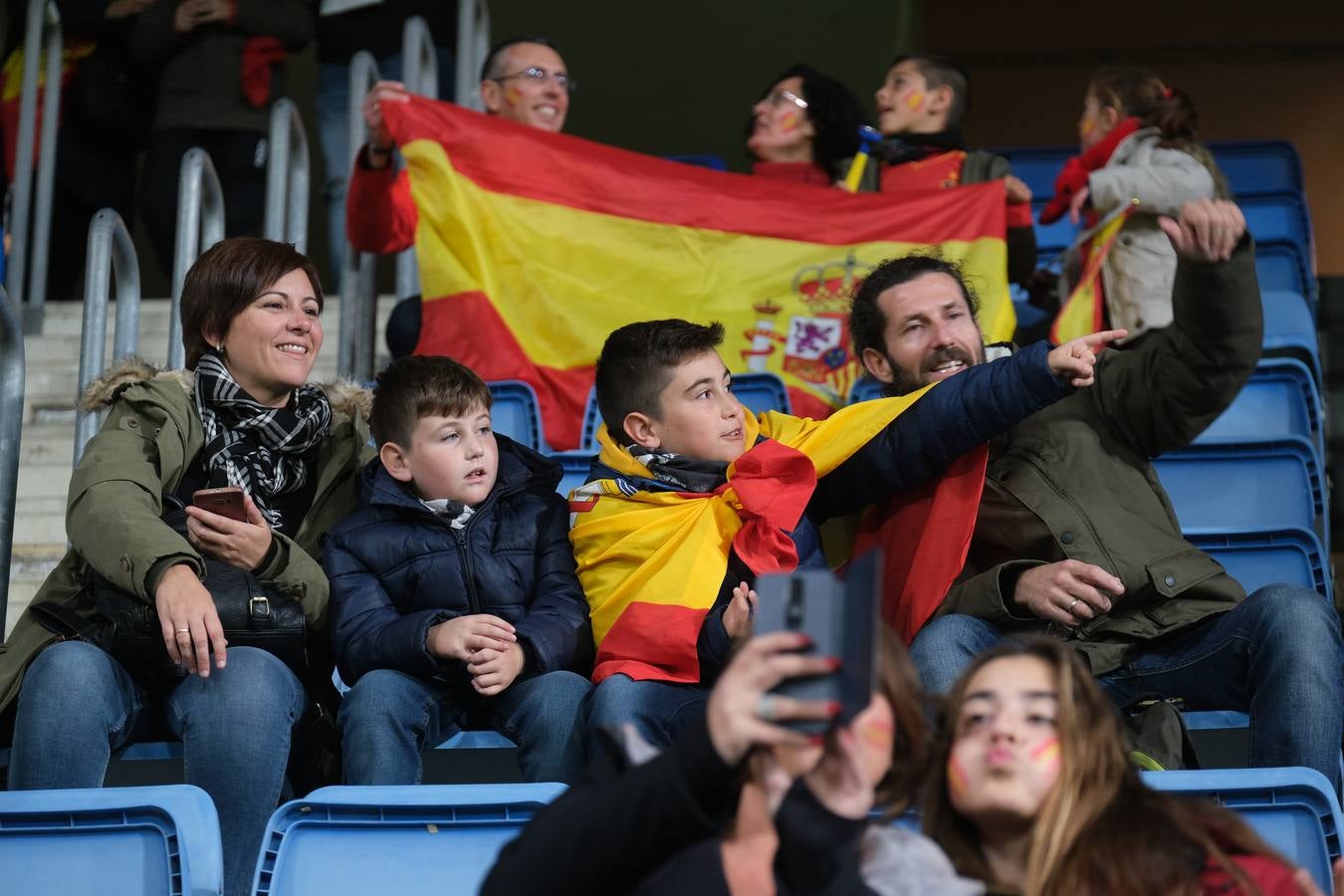 FOTOS: Búscate. Las gradas de Carranza se llenan de banderas de España