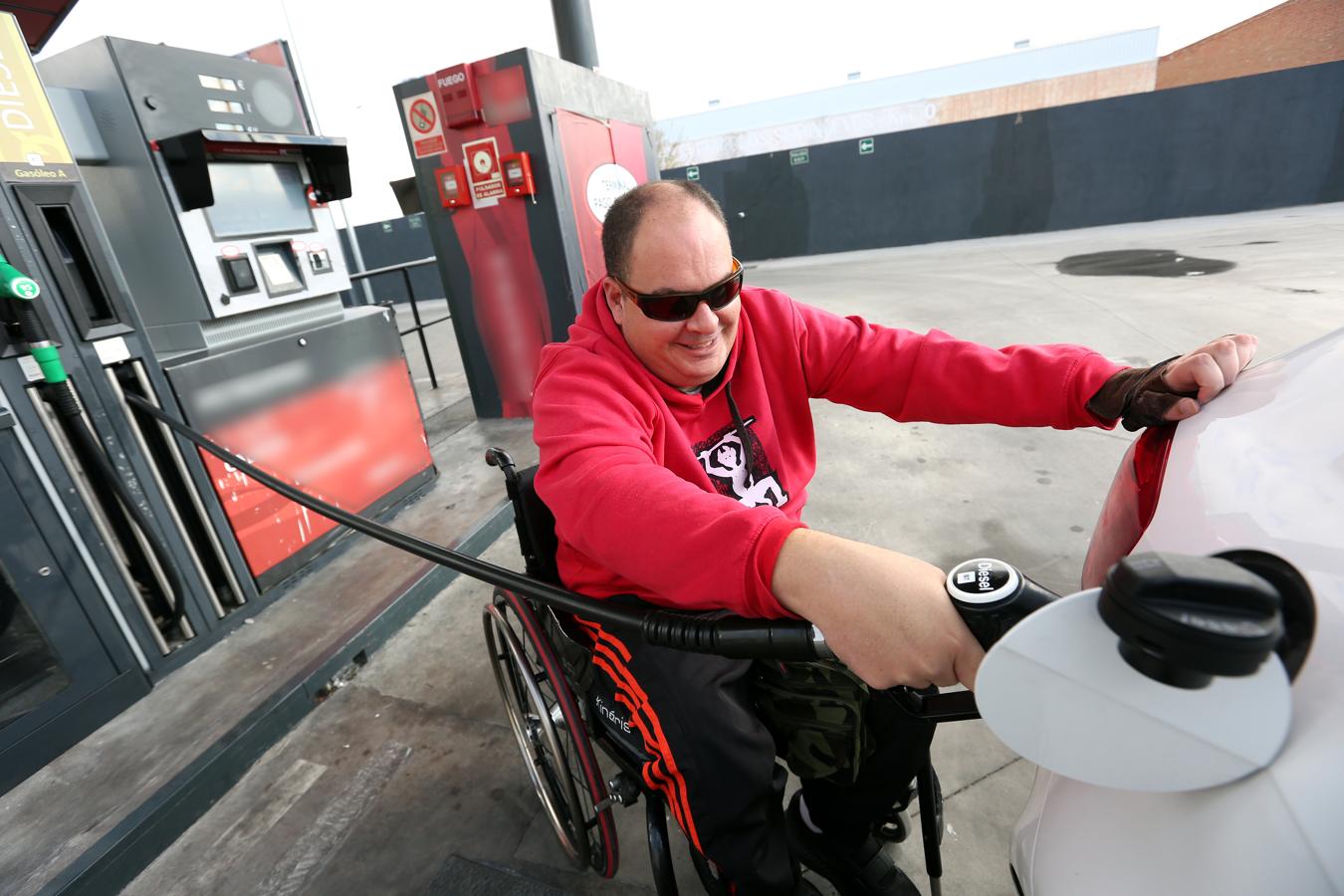 Doce minutos para echar combustible: así fue el reto de Antonio en una gasolinera desatendida