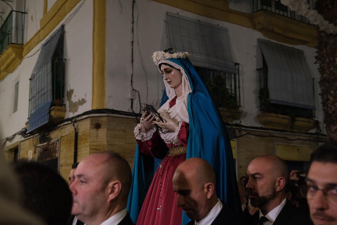 Fotos: La Virgen de las Penas, por las calles de La Viña