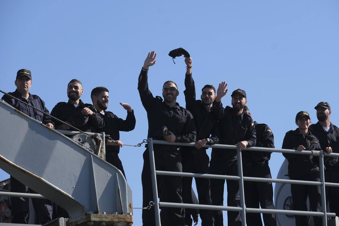 Emotivo recibimiento de la  Canarias en Rota