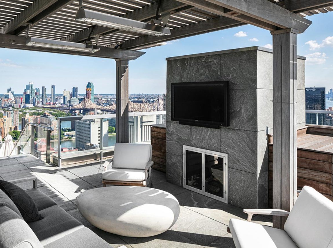 El espectacular ático de Jennifer Lawrence en Nueva York. Si bien la actriz busca vender este ático de lujo del Upper East Side, barrio en el que también se ubica la galería del su marido, no está dispuesta, por el momento, a desprenderse de su piso en Tribeca. La pareja está buscando un nuevo y lujoso apartamento en el que iniciar su vida juntos desde cero, pero Lawrence prefiere mantener algunas de sus propiedades.