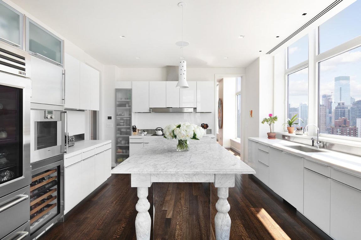 El espectacular ático de Jennifer Lawrence en Nueva York. En la coqueta cocina, con muebles blancos de la firma Poggenpohl, encontrarás todo tipo de electrodomésticos de última generación, incluida una vinoteca, perfecta para los amantes del vino, y un frigorífico profesional de Sub-Zero. En el centro, una mesa supletoria te permitirá desplegar tus habilidades como chef con todo tipo de comodidades.