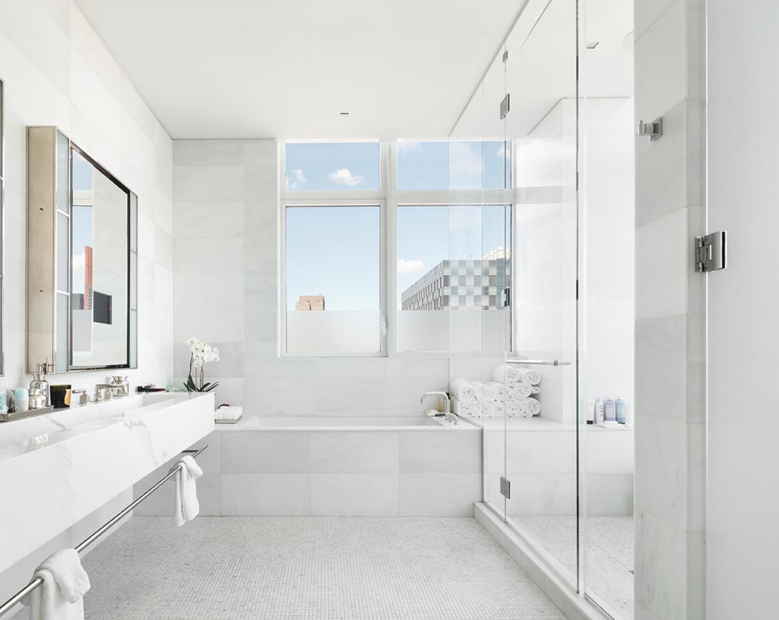 El espectacular ático de Jennifer Lawrence en Nueva York. Destaca el color blanco de paredes y muebles que le aporta al piso mayor luminosidad y un toque de lo más zen. Todo está dispuesto en su justa medida, sin excesos, pero con todo lujo de detalles. Como es el caso del cuarto de baño que dispone de bañera y ducha y un tocador doble súper amplio.