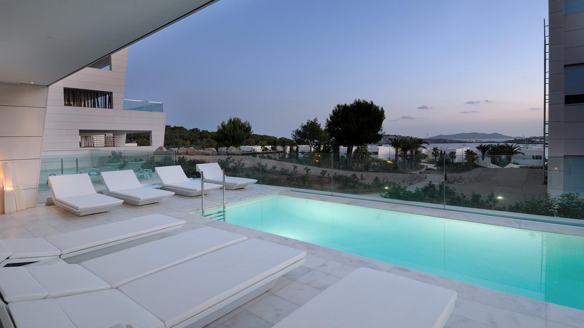 Ubanización en Ibiza. David Villa gestiona la Sociedad de Inversiones Villa y González SL, una empresa inmobiliaria que tiene un capital social de dos millones de euros. Su nombre aparece también como administrador en Langero Plus SL, una sociedad que carece de actividad. Otra de sus empresas es el holding Villa  Oñate, fundada junto a su representante en 2017. Además de todas las anteriores, Villa es consejero en la Asociación de Futbolistas Españoles, donde comparte cargo con Iker Casillas.