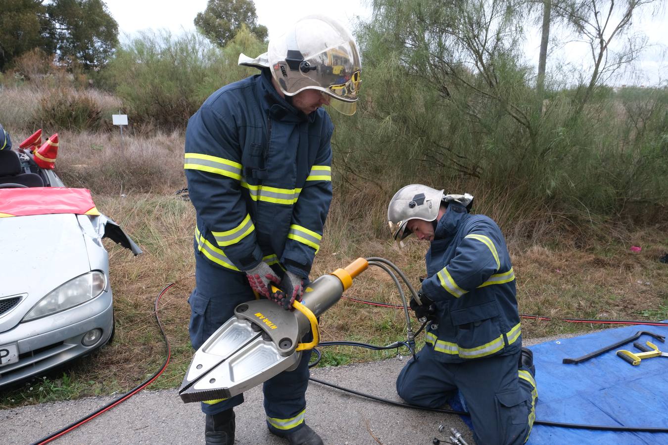 FOTOS: Simulacro de la explosión en una planta de hidrocarburos en la carretera de Rota