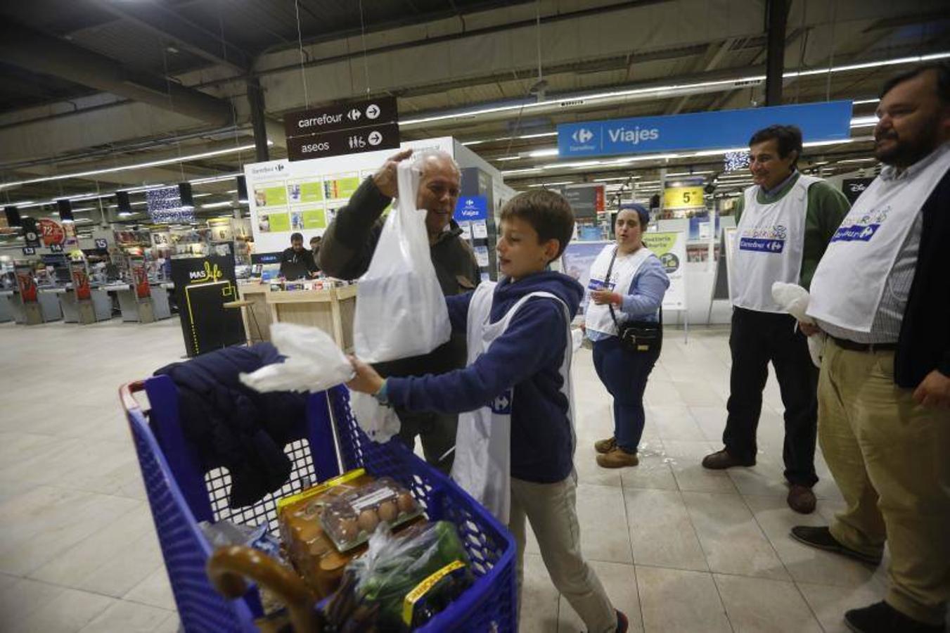 La campaña de recogida del Banco de Alimentos de Córdoba, en imágenes