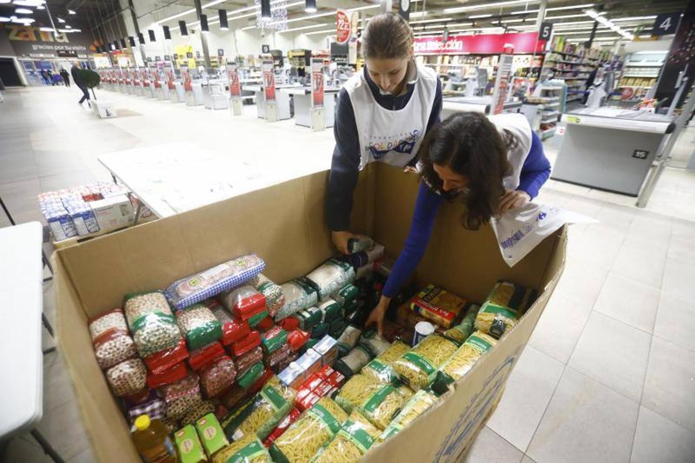 La campaña de recogida del Banco de Alimentos de Córdoba, en imágenes