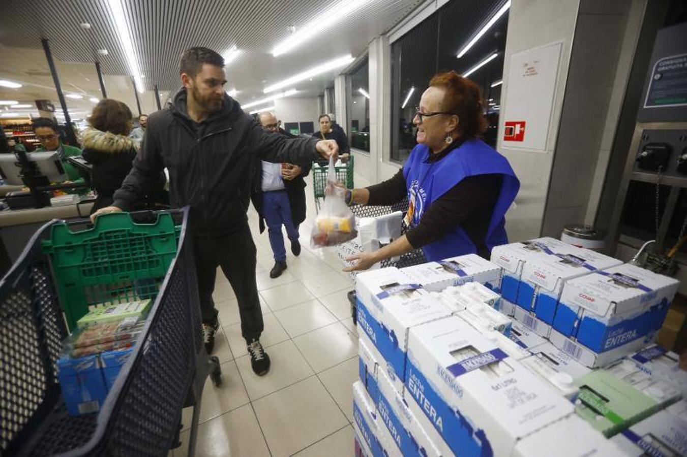 La campaña de recogida del Banco de Alimentos de Córdoba, en imágenes